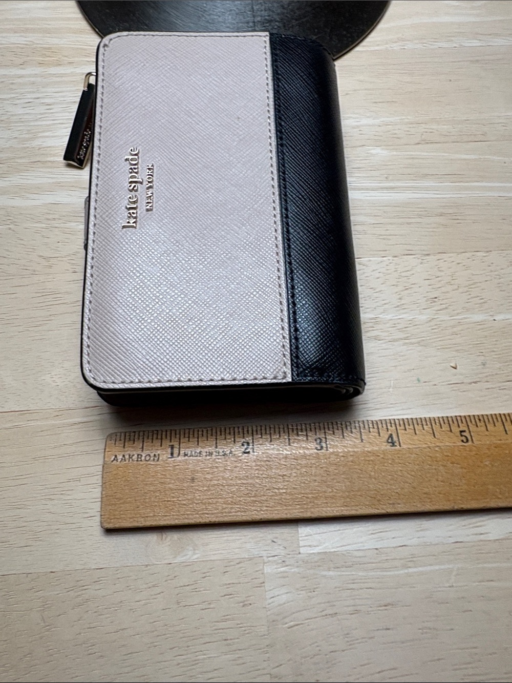 kate spade two-tone leather wallet in beige and black - Picture 9 of 9